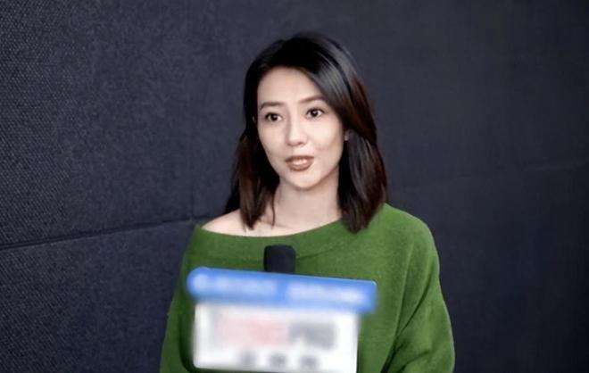 澳门沙金网址高圆圆骑进口自行车接女儿放学估计是为了给女儿上体育课吧！(图5)