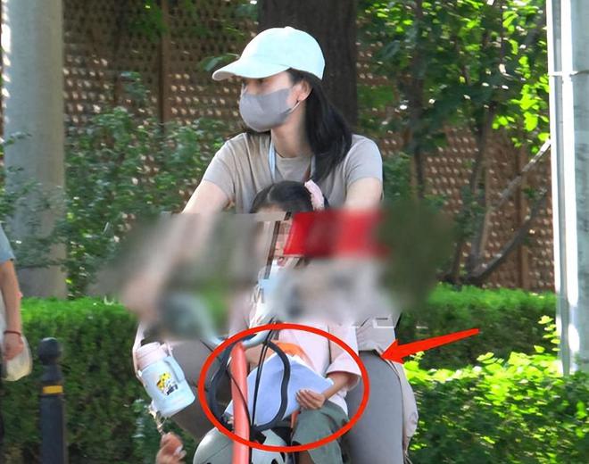 澳门沙金网址高圆圆骑进口自行车接女儿放学估计是为了给女儿上体育课吧！(图2)