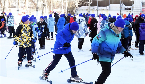 澳门沙金网址上冰了！“相约亚冬城 共圆冰雪梦”百万青少年上冰雪活动启动(图3)