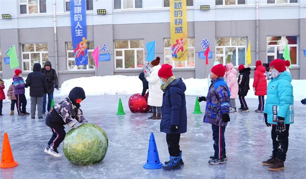 澳门沙金网址上冰了！“相约亚冬城 共圆冰雪梦”百万青少年上冰雪活动启动(图4)