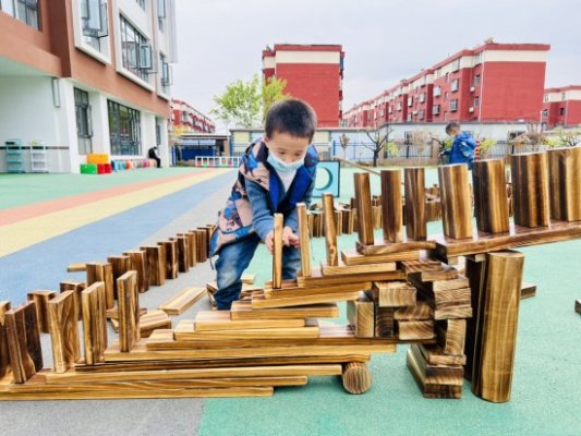 淄博淄川区柳泉幼儿园开展户外自主游戏活动(图2)