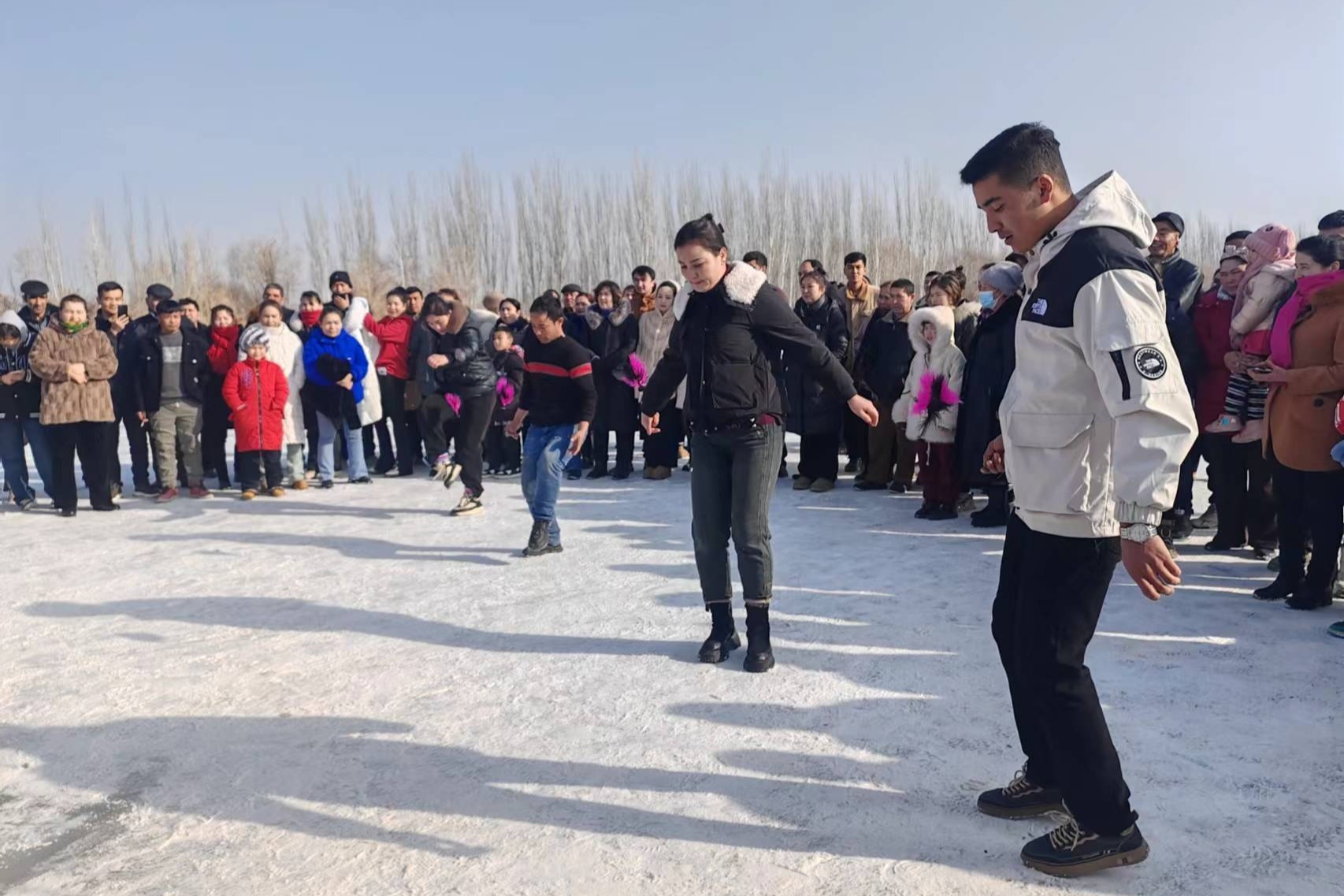 澳门沙金网址迎新年 润轮台｜轮台县第二届冰雪趣味运动会盛大启幕(图1)