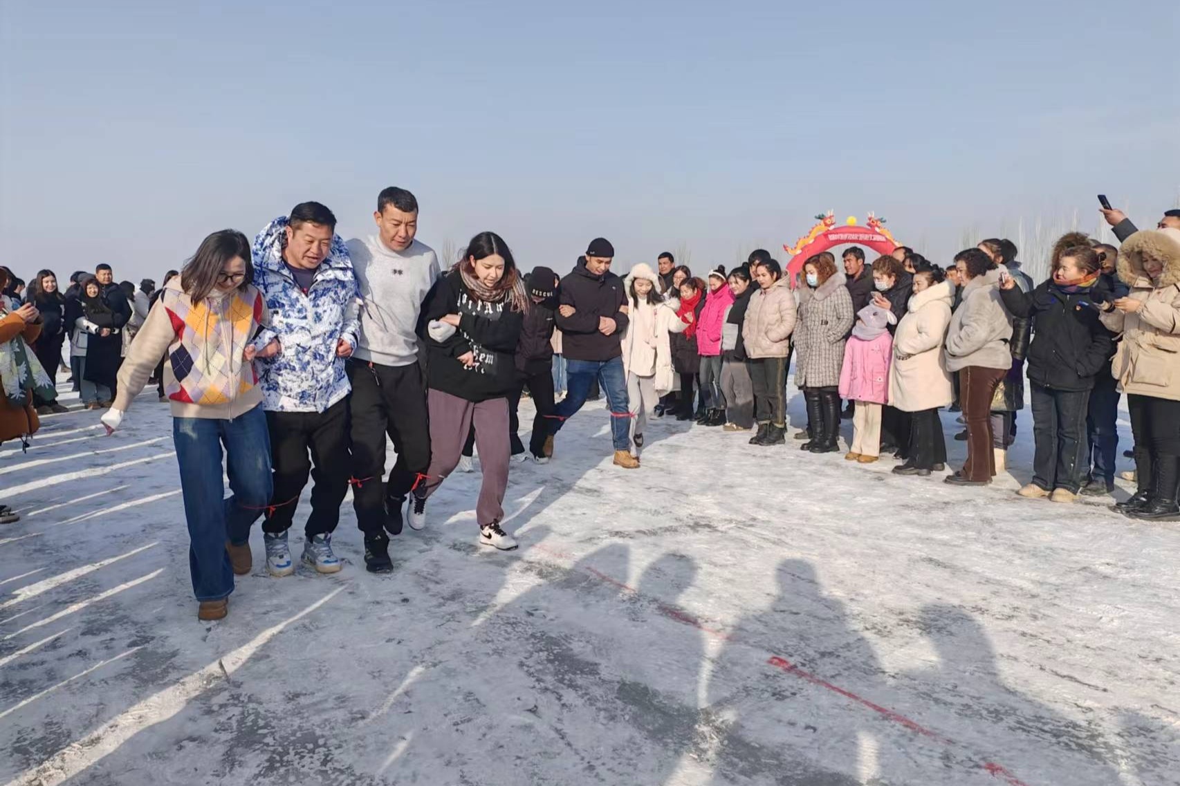 澳门沙金网址迎新年 润轮台｜轮台县第二届冰雪趣味运动会盛大启幕(图3)